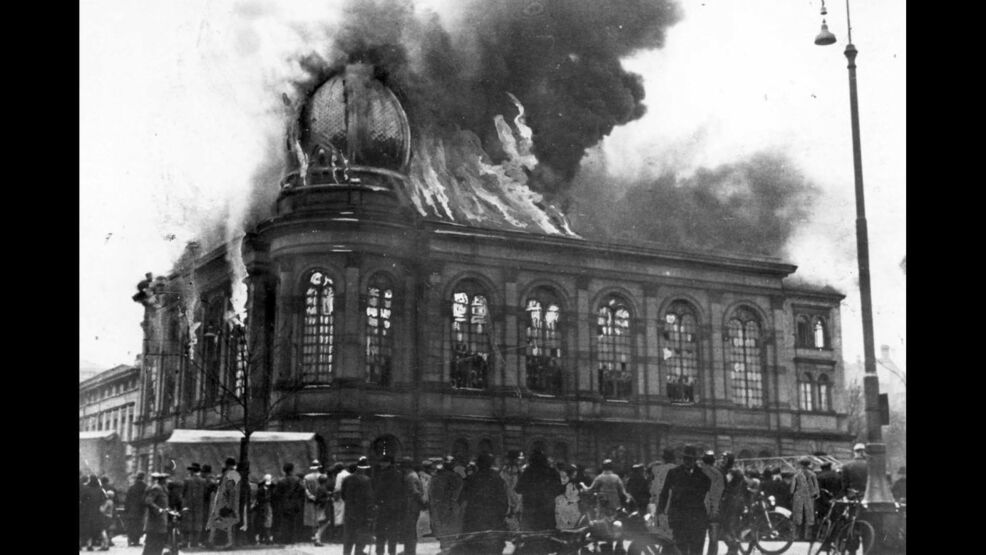 131106071235 01 kristallnacht