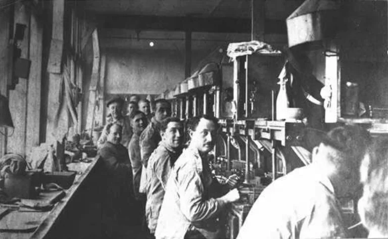 Een diamantwerkplaats circa 1920 1930 Collectie Joods Historisch Museum F300524