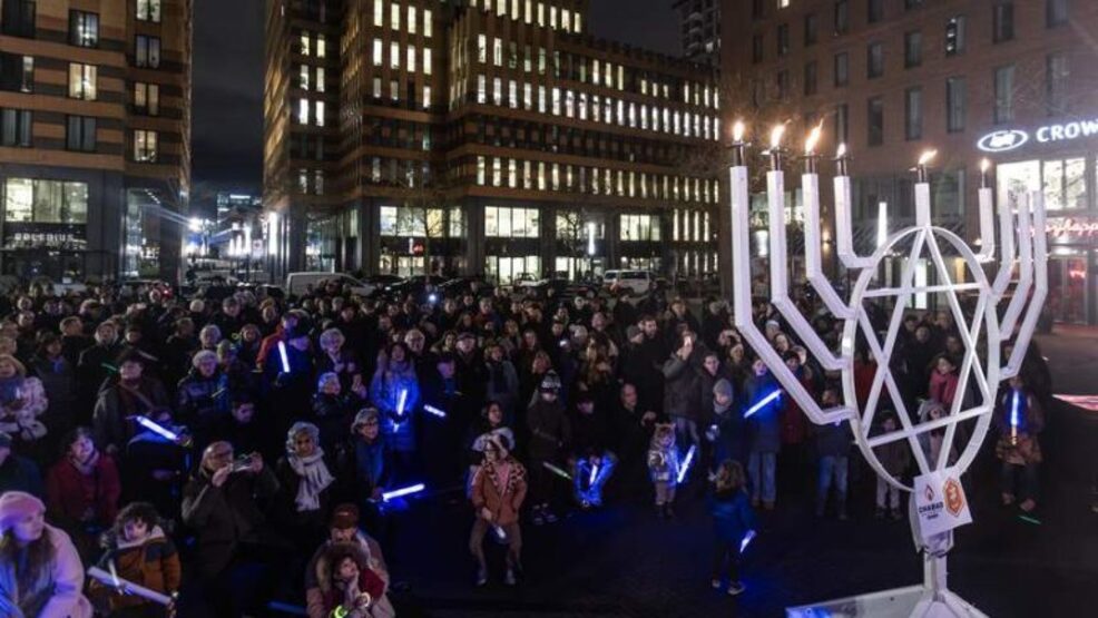 opnieuw honderden mensen bij viering van het joodse feest chanoeka 768x432